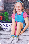 Retrato de niña sentada en escalón realizado con lápices de colores. Elia.