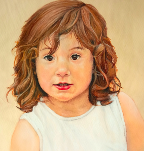 Fotografía completa de resultado final de retrato de niña. Plano 1/4. Técnica seca: pastel de colores sobre papel de gramaje alto color beig.