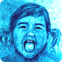 Fotografía de esbozo realizado con bolígrafo azul sobre papel cerúleo. 1er plano picado alto de niña haciendo una mueca.