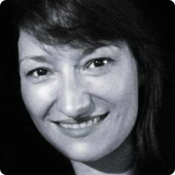 Fotografía de la artista Lola Quintana Serra. 1er plano en blanco y negro.